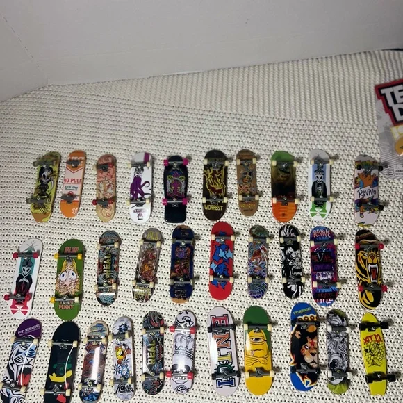 TECH DECK DUDES ACTION FIGURES & SKATEBOARDS & Skate Deck/ramp 32 Decks 22 Dudes